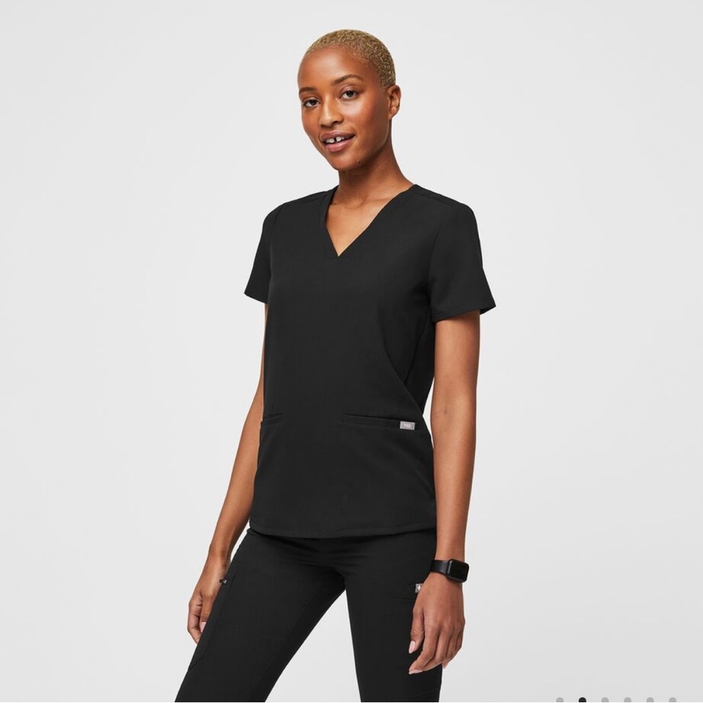 FIGS Women’s Black Casma Three-Pocket Scrub Top Size Medium